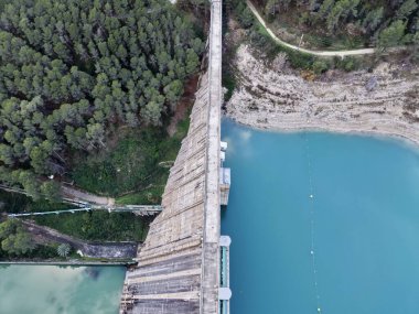 Turkuaz rezervuar, beton kapılar, mühendislik simetrisi, teftiş insansız hava aracı.