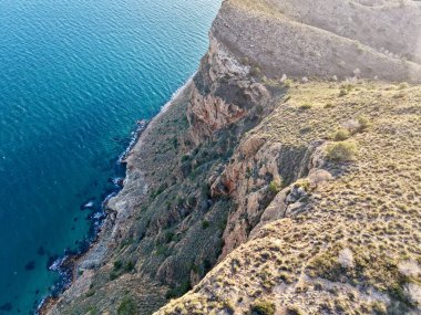 Geniş kıyı şeridi, yumuşak plajlar ve maceraya elverişli kayalık kayalıklar.