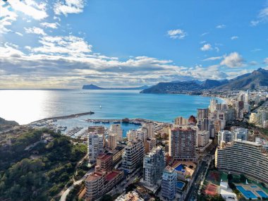 Güneşli sahil manzaralı gökyüzü. Gök mavisi körfez manzaralı. Tatil planlayıcısı.