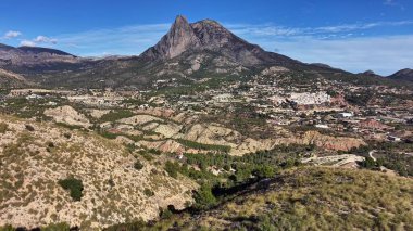 Kasabanın yukarısında güneşli bir dağ ve teraslı tarlalar, parlak mavi gökyüzü, silip süpüren vadi manzarası, tarım...