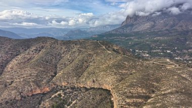 Foothill sırt haritası drone 'dan çalılık araziye doğru, çizgiler yamaçlarda görünür, bulut gölgesi, bilimsel