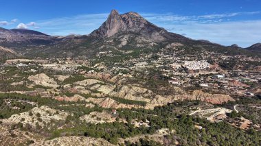 Uçsuz bucaksız dağ manzarası, güneşli vadiye tepeden bakan engebeli dağ yürüyüşçüleri, teraslı yamaçlar.,