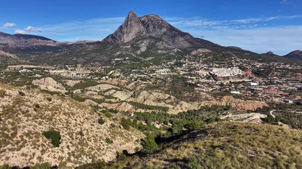 Kasabanın yukarısında güneşli bir dağ ve teraslı tarlalar, parlak mavi gökyüzü, silip süpüren vadi manzarası, tarım...