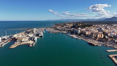 Terminalleri, feribot rıhtımları ve rıhtımları olan hava görüntüleme portu, yolcu yüklemesi, şehir silüeti arka planı, temiz