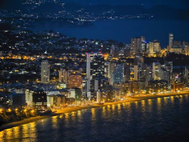 Geceleri canlı deniz kenarı şeridi, sürekli aydınlık yüksek yollar ve işlek kıyı yolları.,