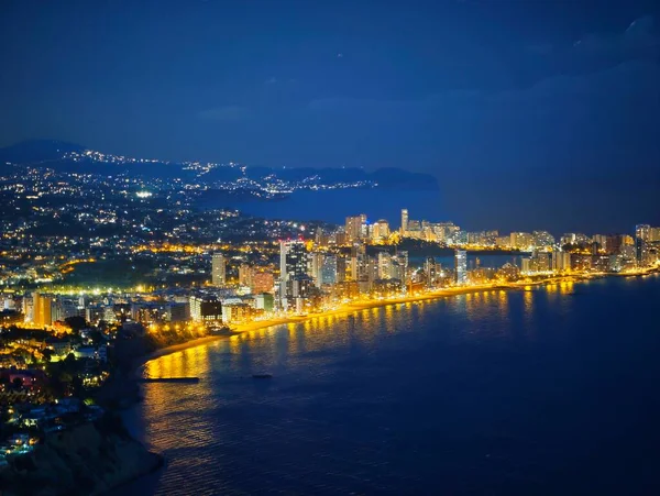 Akşamları ufuk çizgisi kıyı şeridi boyunca uzanan kıyı şeridi boyunca uzanan kıyı şeridi.,