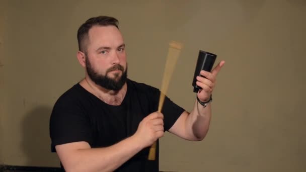 Ein Schlagzeuger, der ein Musikinstrument spielt. — Stockvideo