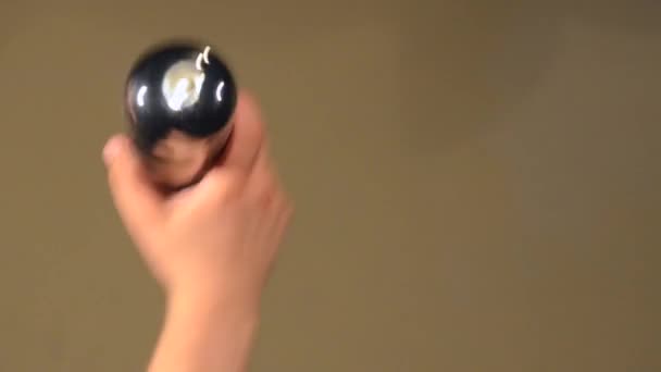 Un homme jouant sur l'instrument de percussion Sheyker. sur les murs lumineux Contexte .