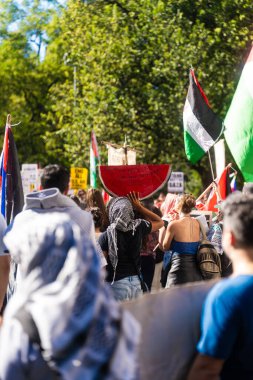 Protestocular ve konuşmacılar 4 Ekim 2025 'te New York' taki Washington Square Park 'ta toplandılar..