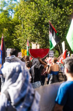 Protestocular ve konuşmacılar 4 Ekim 2025 'te New York' taki Washington Square Park 'ta toplandılar..