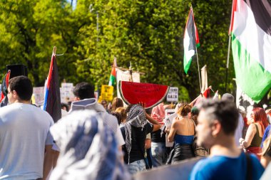 Protestocular ve konuşmacılar 4 Ekim 2025 'te New York' taki Washington Square Park 'ta toplandılar..