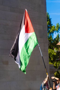 Protestocular ve konuşmacılar 4 Ekim 2025 'te New York' taki Washington Square Park 'ta toplandılar..