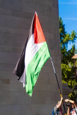 Protestocular ve konuşmacılar 4 Ekim 2025 'te New York' taki Washington Square Park 'ta toplandılar..