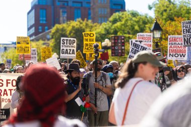 Protestocular ve konuşmacılar 4 Ekim 2025 'te New York' taki Washington Square Park 'ta toplandılar..