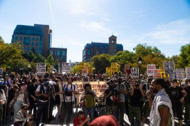 Protestocular ve konuşmacılar 4 Ekim 2025 'te New York' taki Washington Square Park 'ta toplandılar..