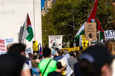 Protestocular ve konuşmacılar 4 Ekim 2025 'te New York' taki Washington Square Park 'ta toplandılar..