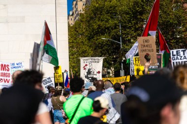Protestocular ve konuşmacılar 4 Ekim 2025 'te New York' taki Washington Square Park 'ta toplandılar..