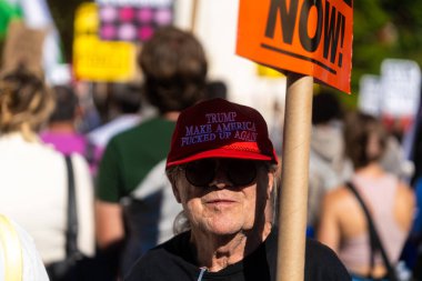 Protestocular ve konuşmacılar 4 Ekim 2025 'te New York' taki Washington Square Park 'ta toplandılar..