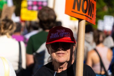 Protestocular ve konuşmacılar 4 Ekim 2025 'te New York' taki Washington Square Park 'ta toplandılar..