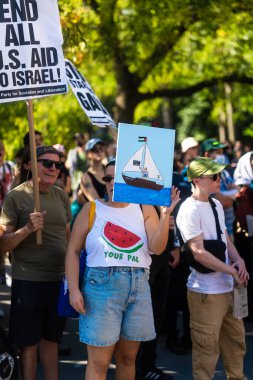 Protestocular ve konuşmacılar 4 Ekim 2025 'te New York' taki Washington Square Park 'ta toplandılar..