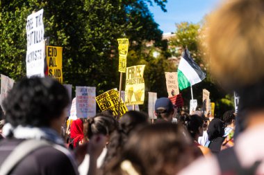 Protestocular ve konuşmacılar 4 Ekim 2025 'te New York' taki Washington Square Park 'ta toplandılar..
