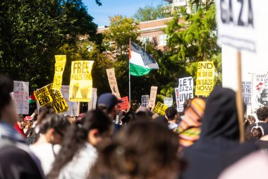 Protestocular ve konuşmacılar 4 Ekim 2025 'te New York' taki Washington Square Park 'ta toplandılar..