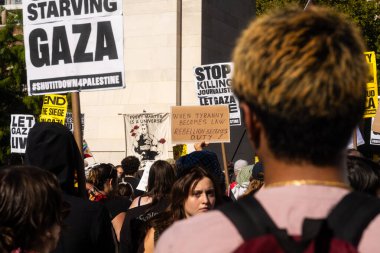 Protestocular ve konuşmacılar 4 Ekim 2025 'te New York' taki Washington Square Park 'ta toplandılar..
