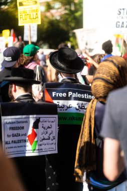 Protestocular ve konuşmacılar 4 Ekim 2025 'te New York' taki Washington Square Park 'ta toplandılar..