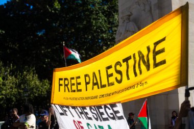 Protestocular ve konuşmacılar 4 Ekim 2025 'te New York' taki Washington Square Park 'ta toplandılar..