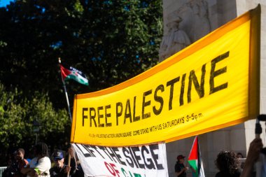 Protestocular ve konuşmacılar 4 Ekim 2025 'te New York' taki Washington Square Park 'ta toplandılar..