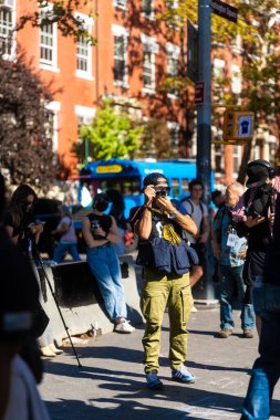 Protestocular ve konuşmacılar 4 Ekim 2025 'te New York' taki Washington Square Park 'ta toplandılar..