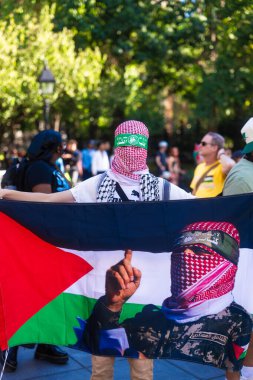 Protestocular ve konuşmacılar 4 Ekim 2025 'te New York' taki Washington Square Park 'ta toplandılar..