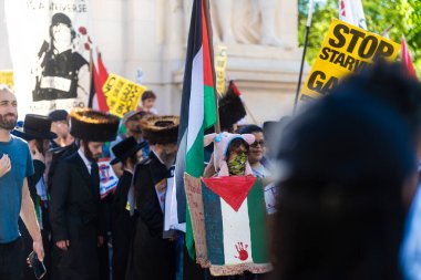 Protestocular ve konuşmacılar 4 Ekim 2025 'te New York' taki Washington Square Park 'ta toplandılar..
