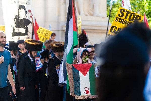 Протестующие и выступающие собираются в парке Вашингтон-сквер в Нью-Йорке 4 октября 2025 года.