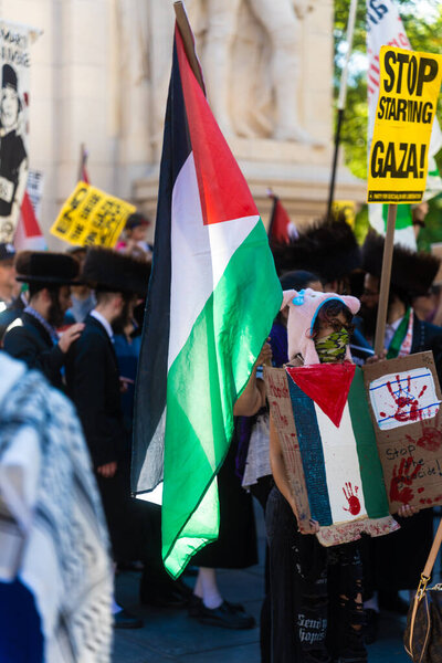 Протестующие и выступающие собираются в парке Вашингтон-сквер в Нью-Йорке 4 октября 2025 года.