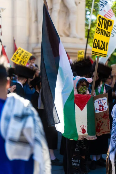 Protestocular ve konuşmacılar 4 Ekim 2025 'te New York' taki Washington Square Park 'ta toplandılar..
