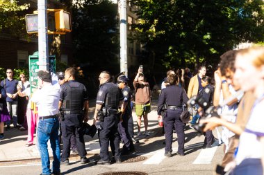 Protestocular ve konuşmacılar 4 Ekim 2025 'te New York' taki Washington Square Park 'ta toplandılar..