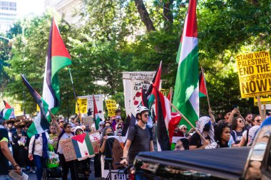 Protestocular ve konuşmacılar 4 Ekim 2025 'te New York' taki Washington Square Park 'ta toplandılar..