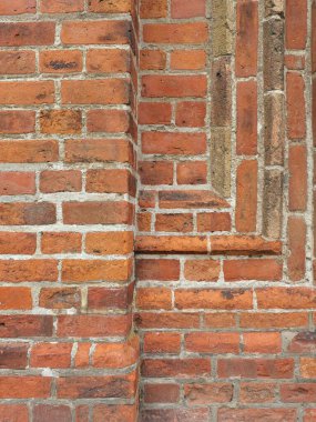 Ratzeburg Katedrali 'nde eski, kapalı duvar açılışları. Taş ve tuğladan oluşmuş tarihi detaylar. Etkileyici ve sakin bir şekilde. Kopyalama alanı.