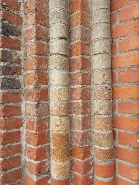 Yuvarlak tuğlaları olan eski bir duvar köşesi. Tarihi mimarinin bir ifadesi. Kopyalama alanı