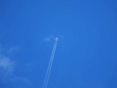 Aşağıdan gelen mavi gökyüzüne karşı iki beyaz zıt yönlü uçak. En düşük bileşim.