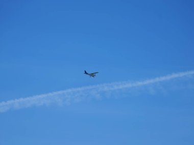 Bir uçağın ve mavi gökyüzünde küçük bir uçağın izleri. Havacılığın sembolü. Kopyalama alanı.