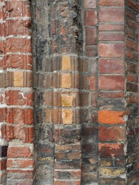 Tırtıklı tuğlalı ve yıpranmış yüzeyi olan Gotik kilise portalı. Kopyalama alanı.