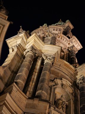 Geceleri Dresden Katolik Hofkirche aydınlanır, barok mimarisi görünür. Halka açık bir yerden fotoğraf. Kamu alanındaki sanat eserleri. Kopyalama alanı