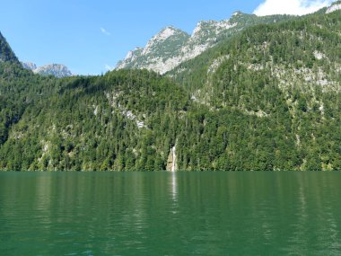 Berchtesgaden Ulusal Parkı 'nda zümrüt Koenigssee, dik yamaçlarla çevrili. Huzurlu. Kopyalama alanı.