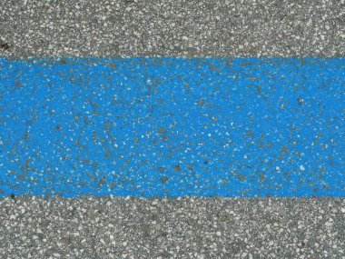 Asfalttaki yatay mavi çizgi oryantasyon ve ayrılma için zemin işareti. Kopyalama alanı.