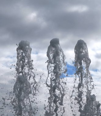 Dinamik su kolonları bulutlu bir gökyüzüne doğru yükseliyor, damlalar püskürtüyor. Kopyalama alanı.