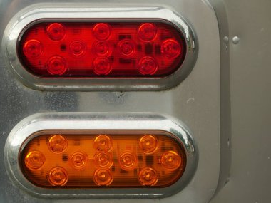 Kırmızı ve kehribar rengi bir araçta iki oval ışık. Kapatın. Kopyalama alanı.