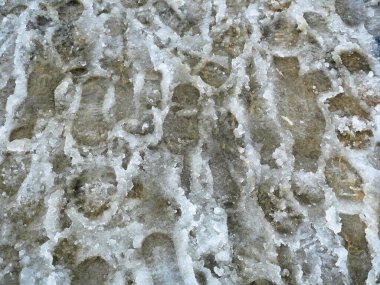 Buzlu Slushy Snow 'da sayısız ayak izi. Kış Yüzeyini Dinamik Kalıpla Dokudu. Kopyalama alanı.