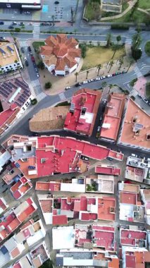 İspanya 'nın Salobrea kıyı kasabasının kırmızı çatılı mimarisinin hava görüntüsü..